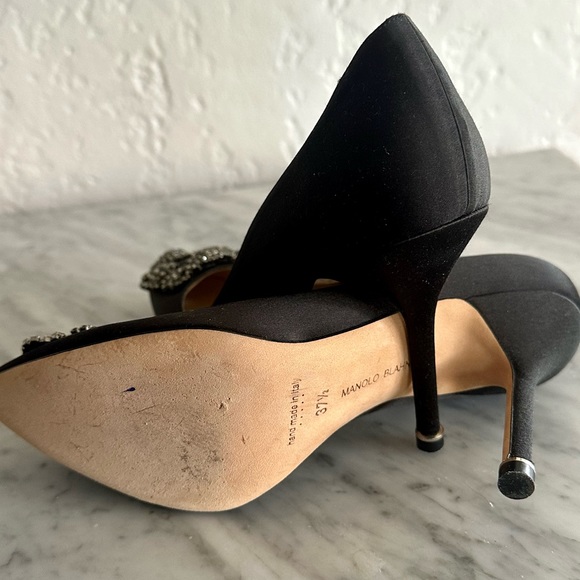 MANOLO BLAHNIK HANGISI
Black Satin Jewel Buckle Pumps - Picture 4 of 7